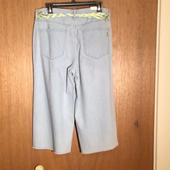 Woman’s Vintage America Cropped Jeans - Picture 3 of 7